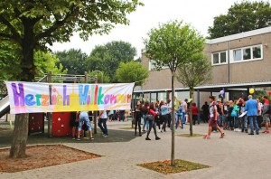 Schüler der Paul-Dohrmann-Schule Dortmund begrüßen zum Schulanfang mit einem Willkommen-Plakat